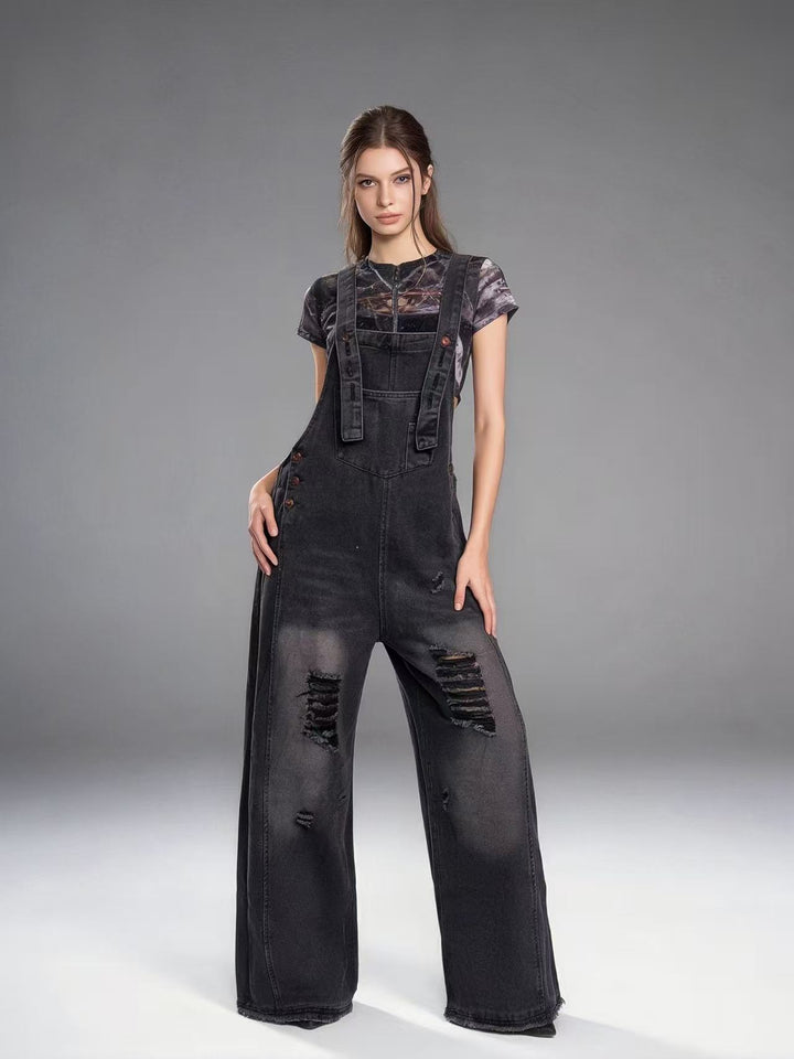 Damen nan moderne Baggy-Latzhose aus pigmentgefärbtem Stretch-Denim mit verstellbaren Trägern und sichtbaren Rissen Echo Archiv