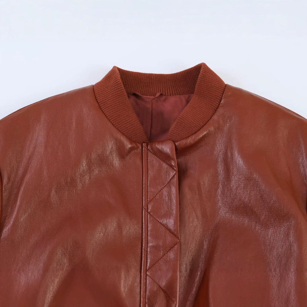 Damen Glänzende Lederimitat-Bomberjacke mit Rippkragen, verdeckter Druckknopfleiste und Kängurutaschen Echoarchiv