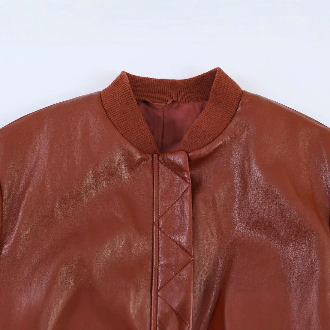 Damen Glänzende Lederimitat-Bomberjacke mit Rippkragen, verdeckter Druckknopfleiste und Kängurutaschen Echoarchiv
