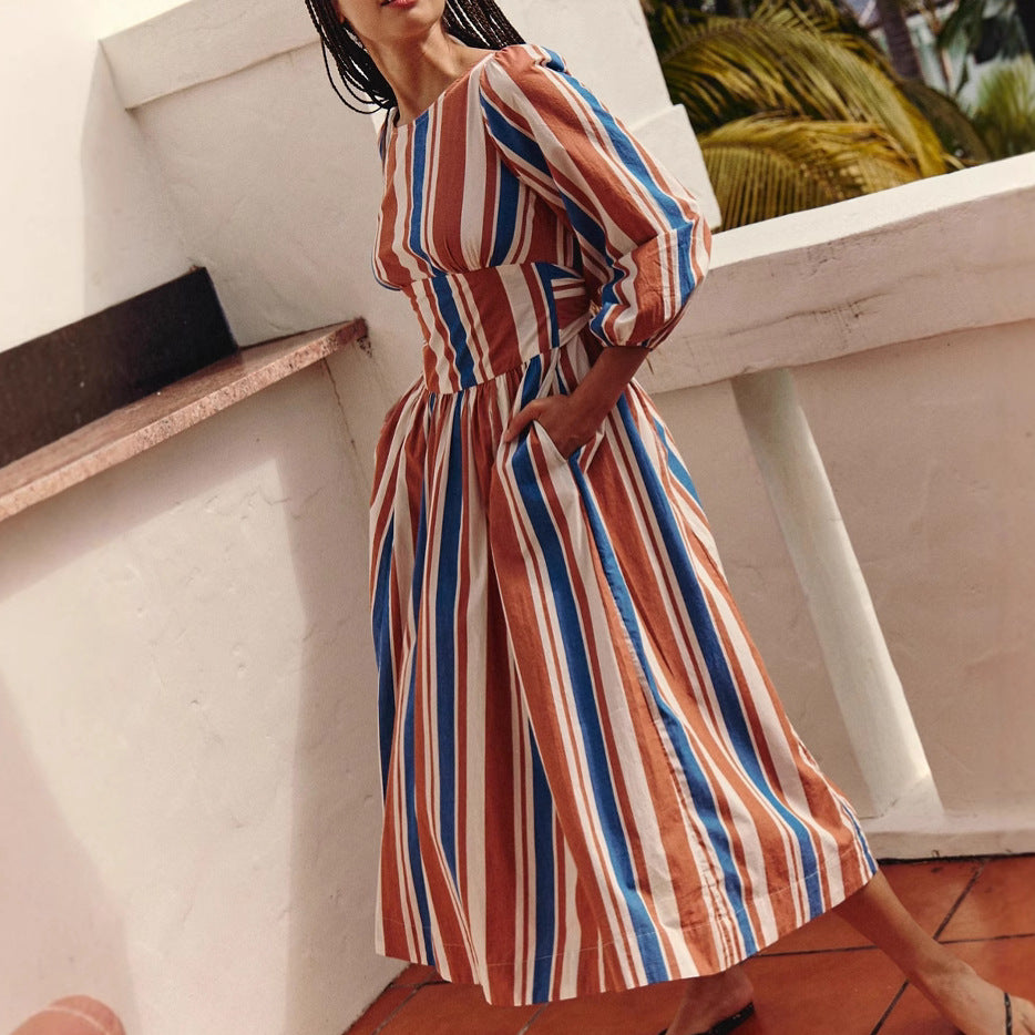 Damen Gestreiftes Midikleid mit taillierter Korsage, 3/4‑Ärmeln und Eingrifftaschen – Avérine