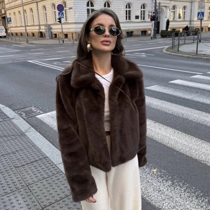 Damen nan kurz geschnittene vegane Webpelz-Jacke mit breitem Umlegekragen und verdeckter Druckknopfleiste Echo Archiv