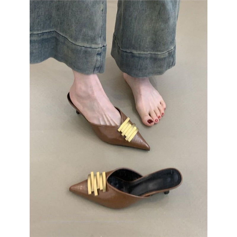 Damen Spitz zulaufende Lederoptik-Mules mit skulpturiertem Kitten‑Heel und goldener Wellenapplikation – Avérine