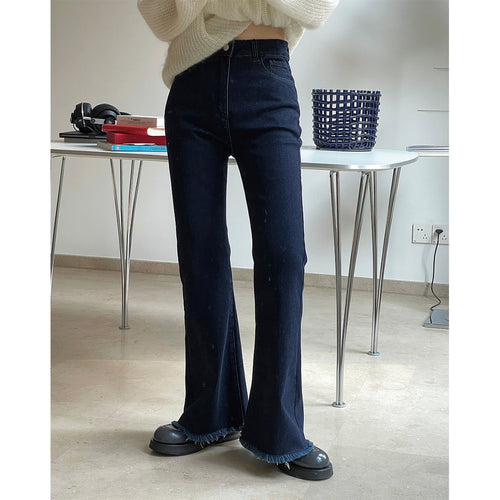 Damen High‑Waist Schlagjeans mit leichtem Bootcut und fransigem Saum Echoarchiv