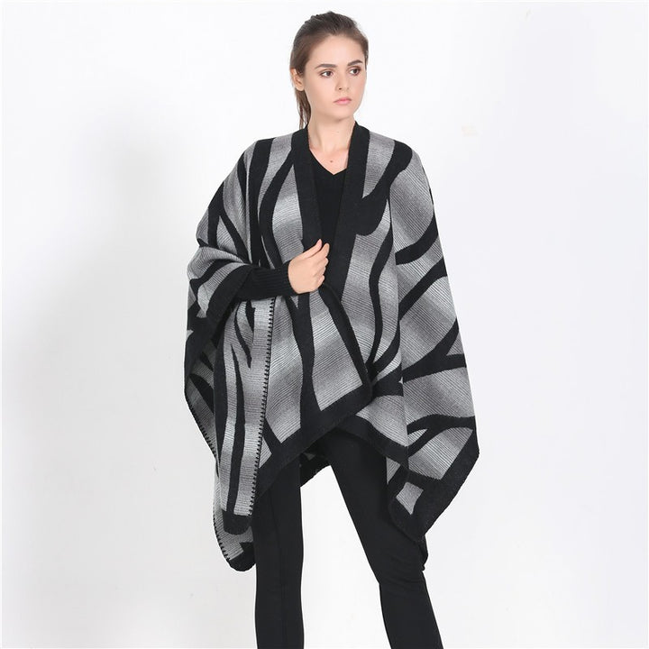 Damen Strukturstrick-Cape mit asymmetrischem Wickelfall und Jacquardmuster – Avérine