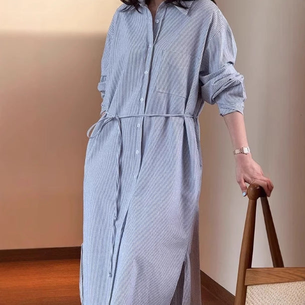 Damen Langes Hemdblusenkleid aus Popeline mit feiner Streifenstruktur, Kordel‑Taille und Seitenschlitzen – Élara