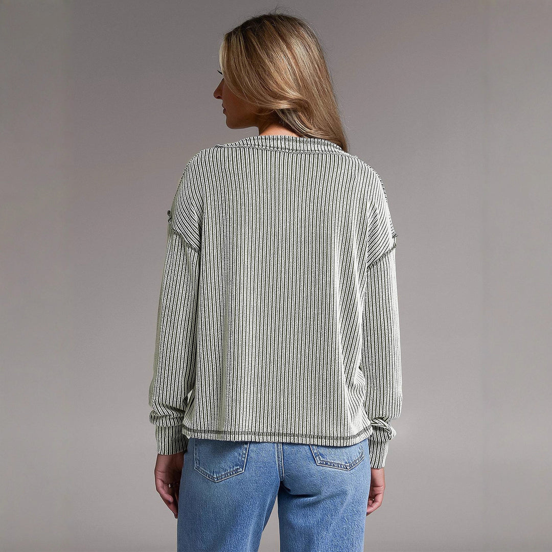 Damen Gestreiftes Feinstrick-Longsleeve mit V-Ausschnitt und dekorativen Kanten – Avérine