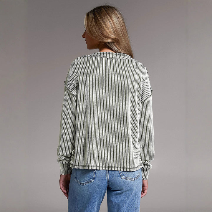 Damen Gestreiftes Feinstrick-Longsleeve mit V-Ausschnitt und dekorativen Kanten – Avérine