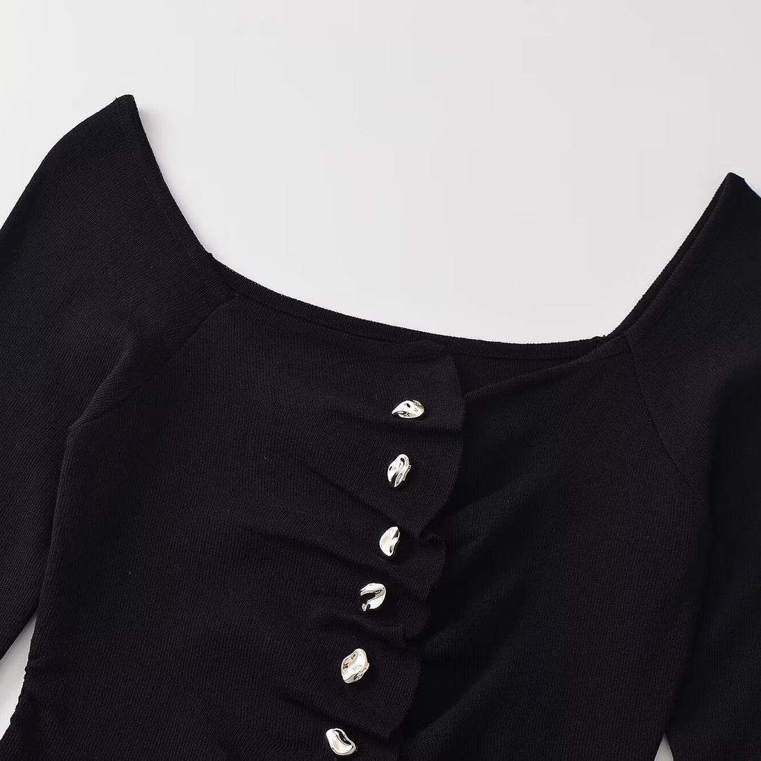 Damen Gerüschtes Langarm-Top mit asymmetrischem Schößchen und Zierknopfleiste Echoarchiv