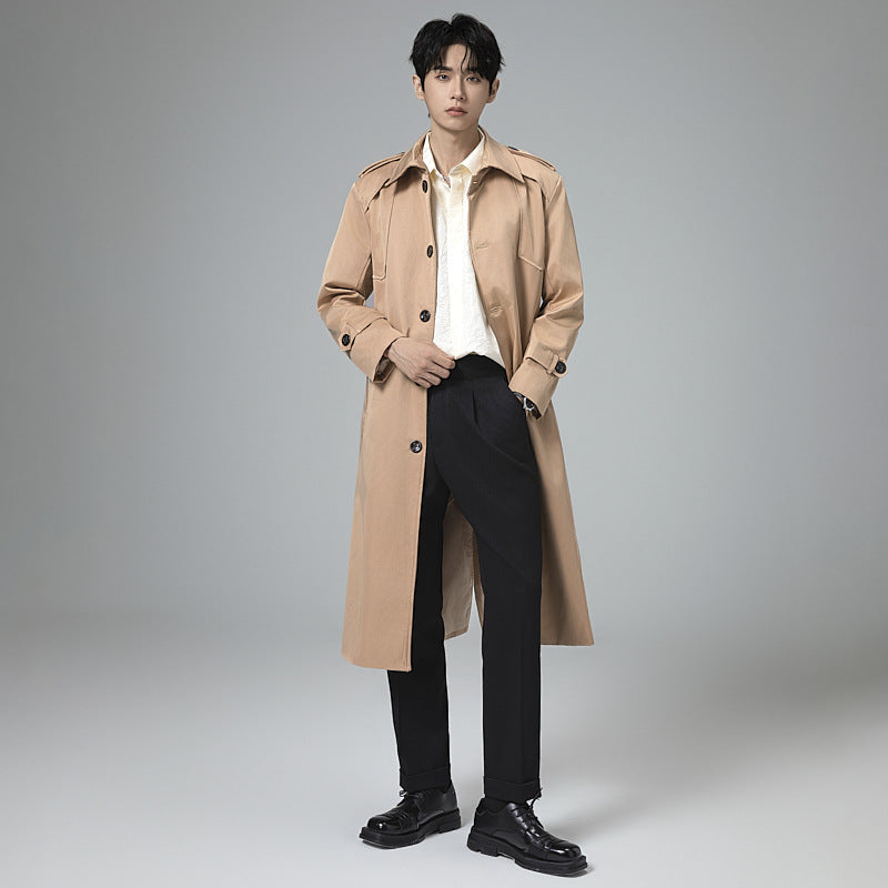 Herren Trenchcoat mit Taillengürtel, Schulterklappen und klassischer Knopfleiste Echoarchiv
