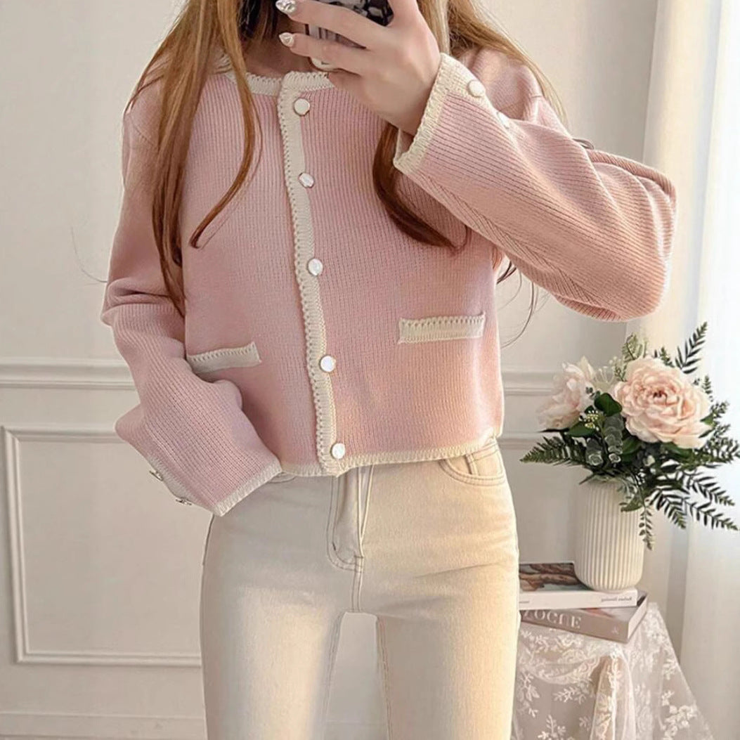 Damen Kurzgeschnittener gerippter Cardigan mit kontrast‑Häkelkante, Zierknopfleiste und Taschenleisten – Veloura