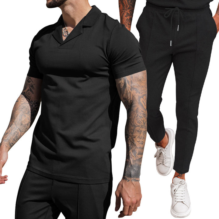 Herren elegantes Freizeit-Set mit Kurzarm-Polohemd und schmalen Hosen Echoarchiv
