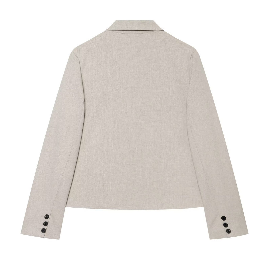 Damen Kurzblazer mit minimalistischer Linienführung, abgerundetem Saum und Pattentaschen Echo Archiv