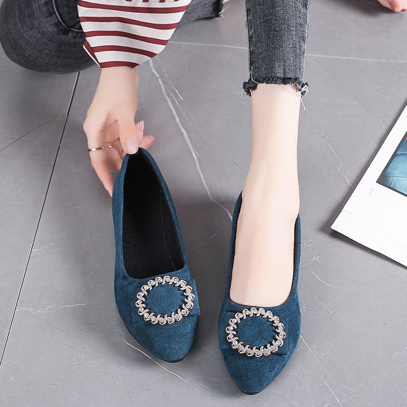 Damen nan elegante Veloursoptik-Ballerinas mit dekorativer Schmuckbrosche und kleinem Blockabsatz Echo Archiv