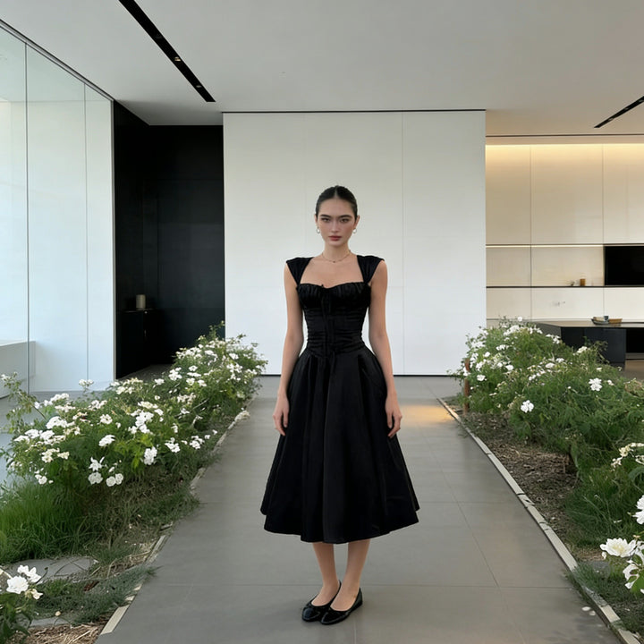 Damen Elegantes Ballkleid mit Raffungen und trägerlosem Oberteil Echo Archiv