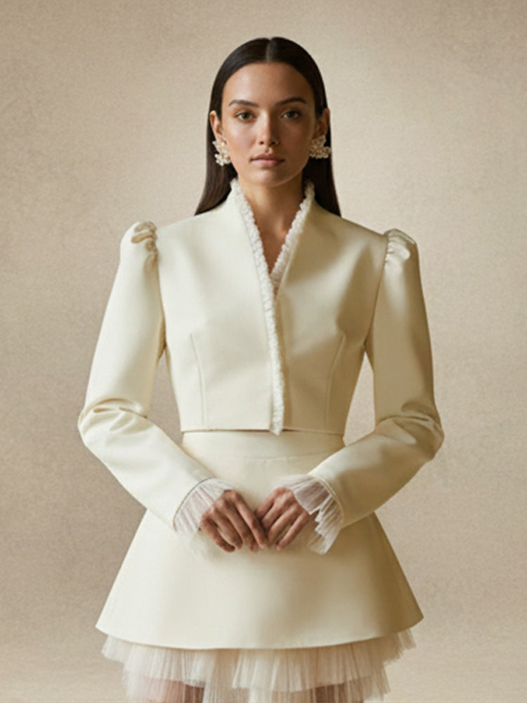 Damen Kurzblazer mit taillierter Cropped-Silhouette, gerafften Schultern und zarten Tüllmanschetten Echoarchiv