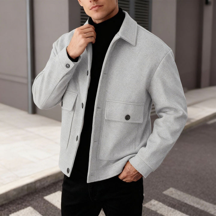 Herren nan kurze Woll-Feldjacke mit Hemdkragen aufgesetzten Pattentaschen und klarer Silhouette Echo Archiv
