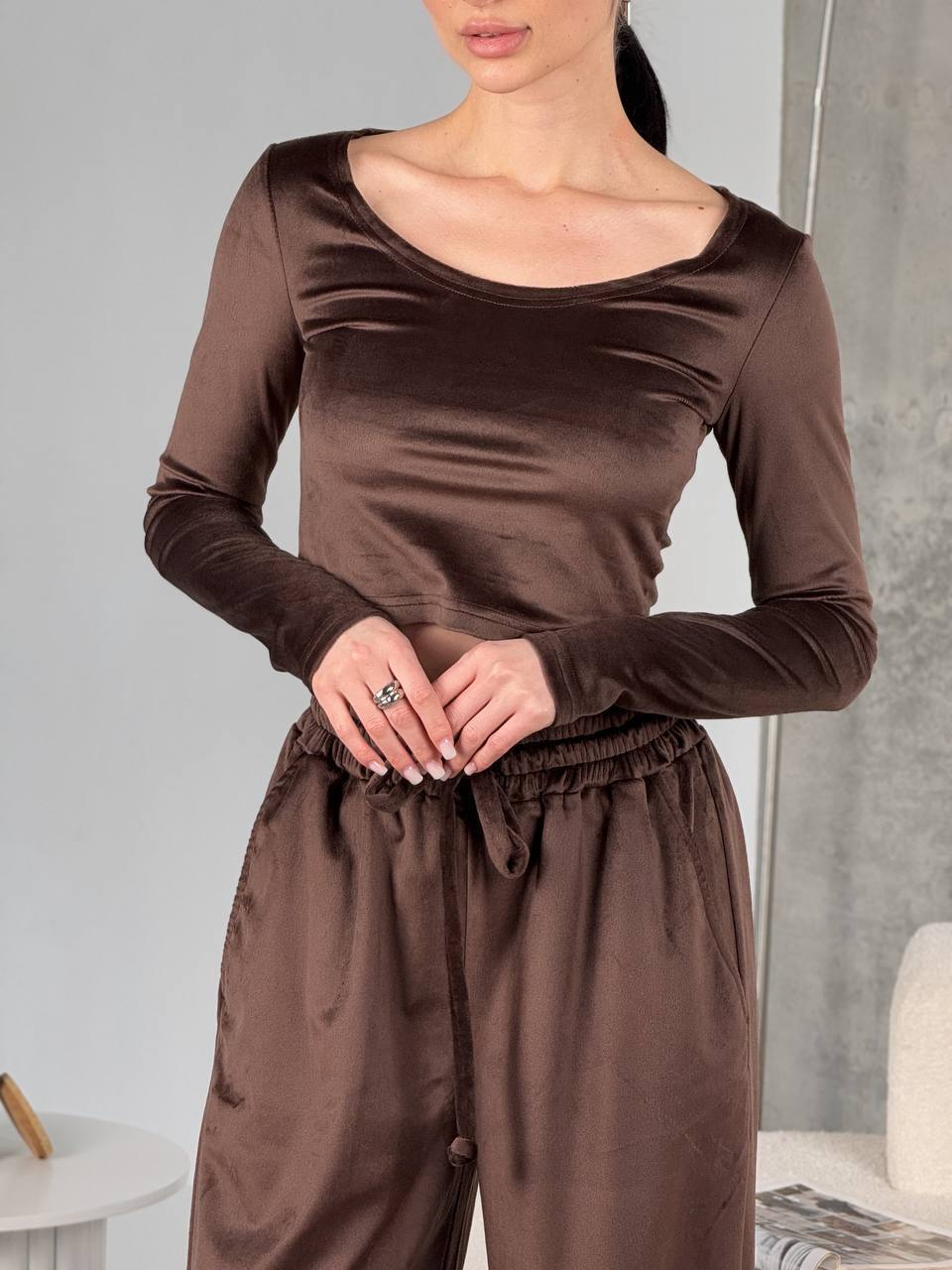 Damen samtiges bauchfreies Langarm-Crop-Top mit weitem Rundhalsausschnitt – Avérine