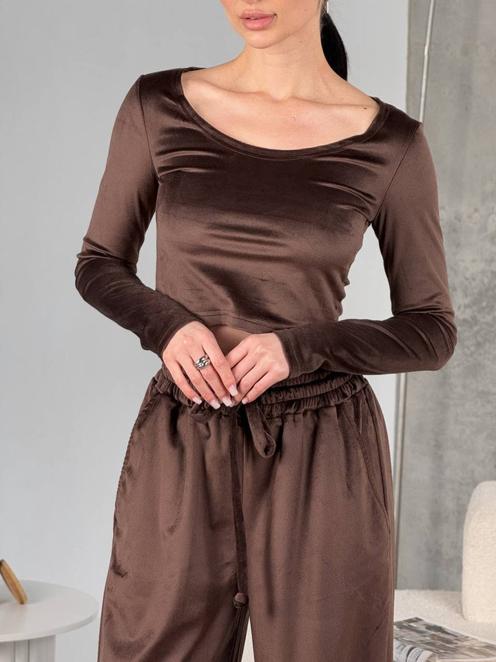 Damen samtiges bauchfreies Langarm-Crop-Top mit weitem Rundhalsausschnitt – Avérine
