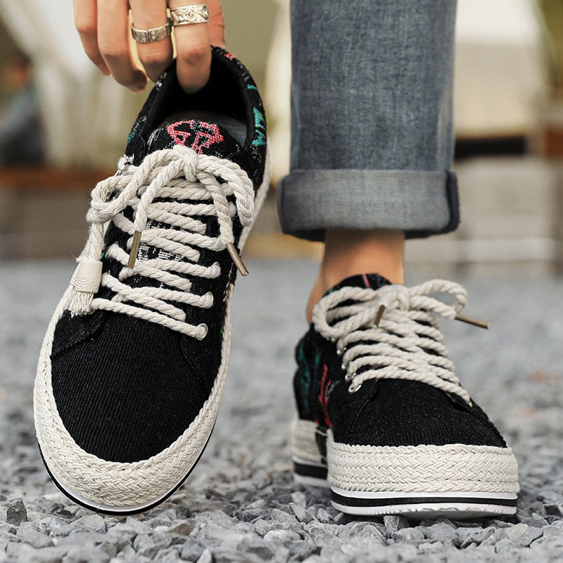 Damen bestickte Canvas‑Sneaker mit Quastenanhänger und geflochtener Plateausohle Echo Archiv