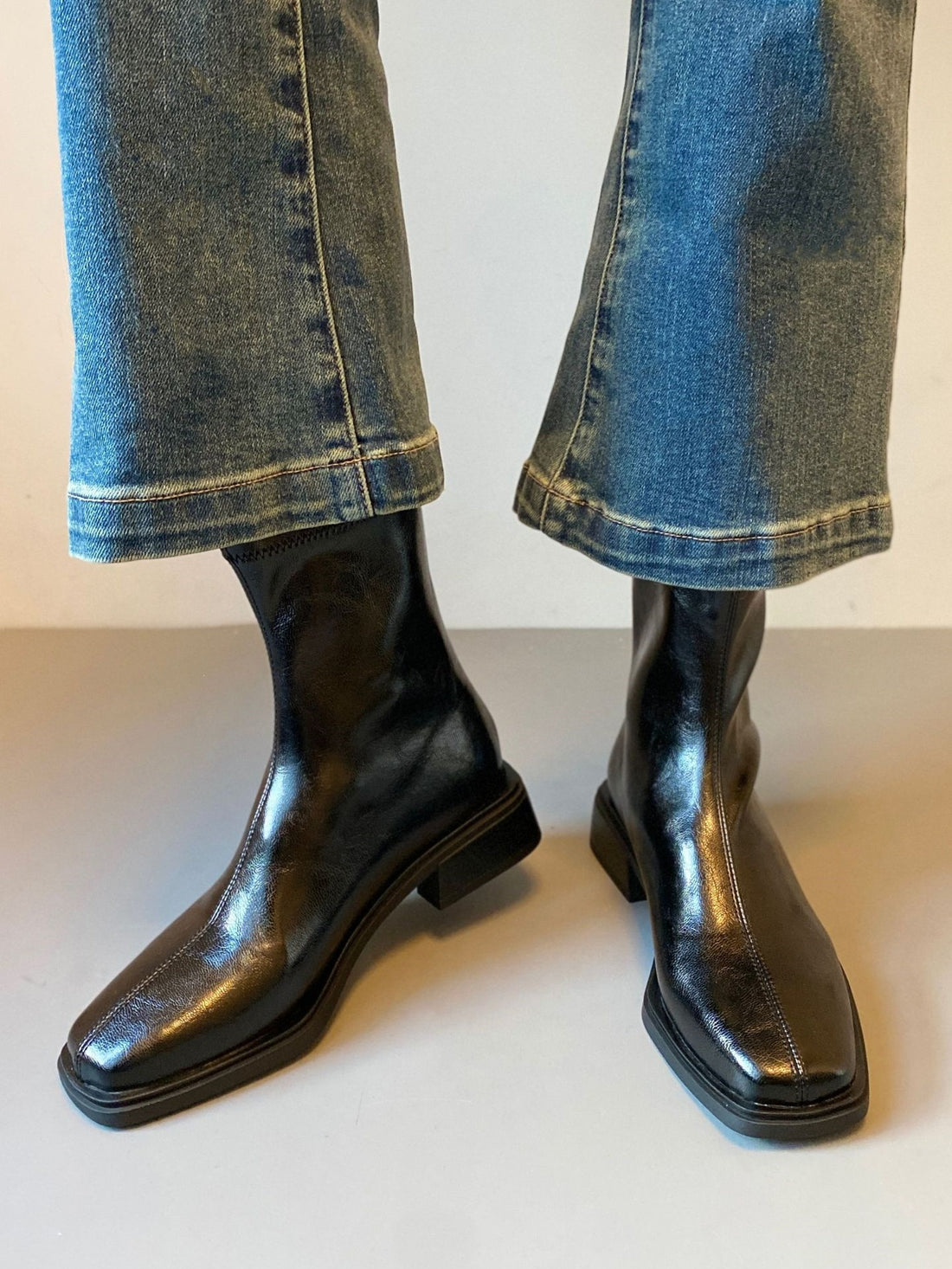Damen Stiefelette im Reitstiefel‑Look aus softem Glattleder mit quadratischer Kappnaht und gestapeltem Blockabsatz Echo Archiv