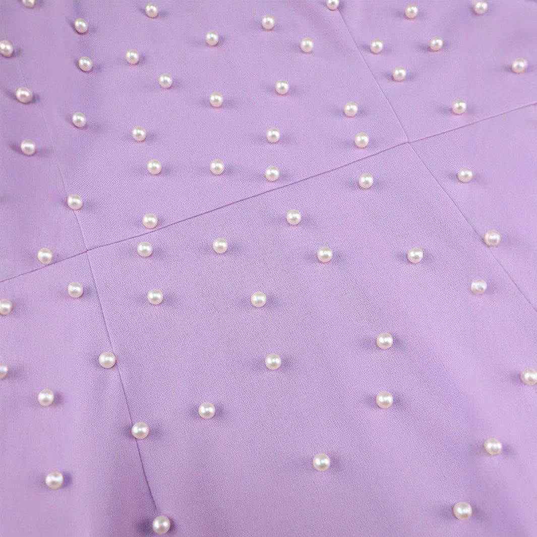 Damen Elegantes Körperbetontes Kleid mit Puffärmeln und Perlenverzierungen Echo Archiv