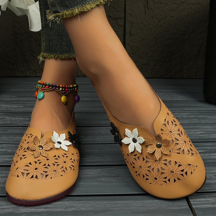 Damen nan flache Ballerina-Pantoffel mit Laserperforation und dreidimensionaler Blumenapplikation Echo Archiv