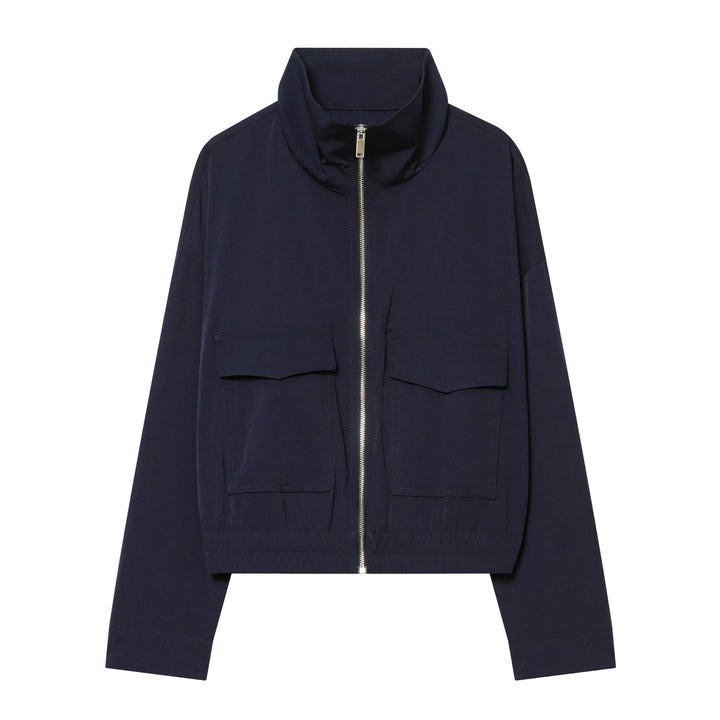 Damen kurze Utility-Blousonjacke mit Stehkragen, aufgesetzten Brustklappen, durchgehendem Reißverschluss und elastischem Saum – Célinea