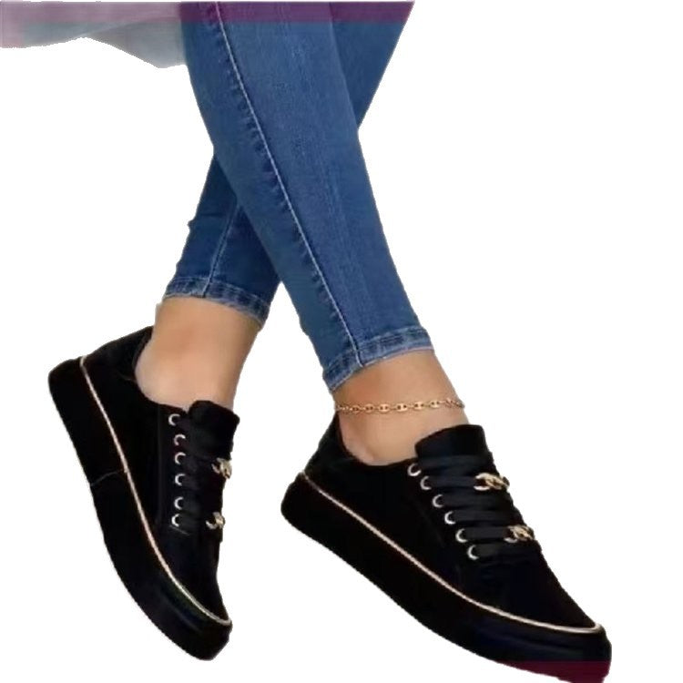Damen Plateausneaker mit goldener Zierkante und Schmuckketten‑Details Echoarchiv