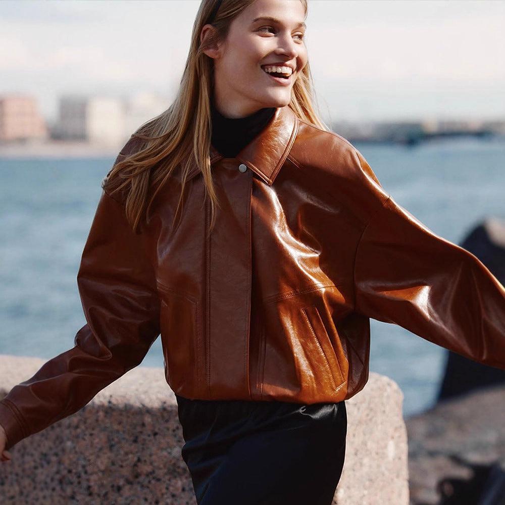 Damen Kurzblouson aus veganem Glattleder mit Boxy‑Silhouette und verdeckter Druckknopfleiste Echoarchiv