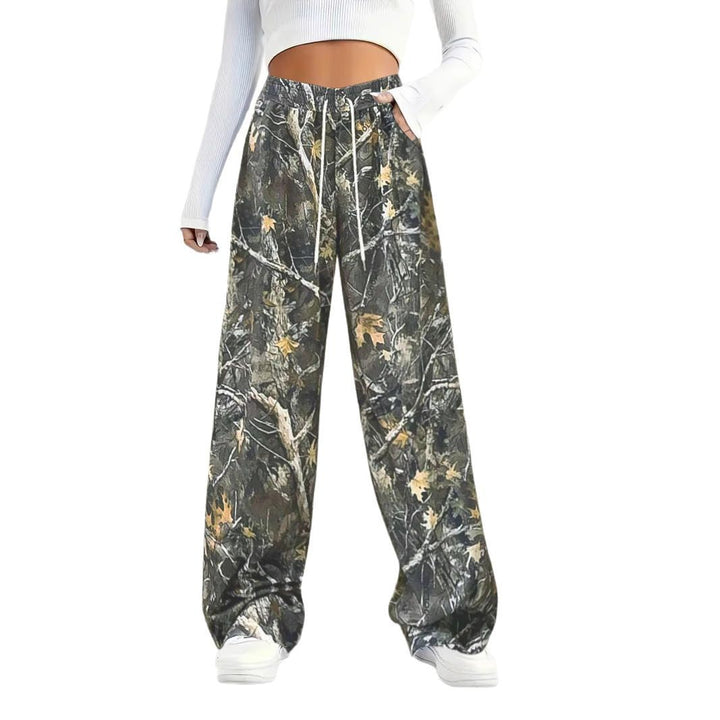 Damen Weite Palazzo-Loungehose im Camouflage-Blattmuster mit Elastikbund, Tunnelzug und Eingrifftaschen Echoarchiv