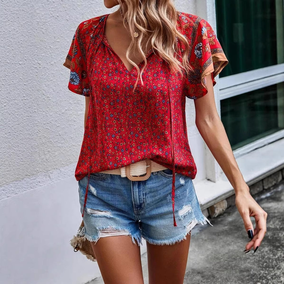 Damen Leichtes Blusenshirt mit V-Ausschnitt, kurzen Kimonoärmeln und floralem Allovermuster – Élovi