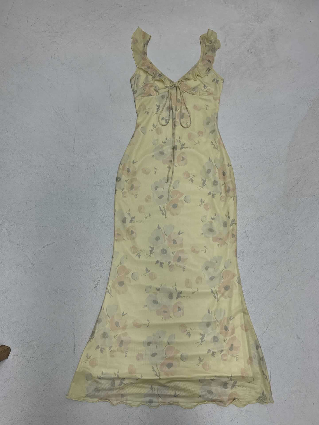 Damen fließendes Maxikleid mit zarten Rüschendetails und floralem Muster Echo Archiv