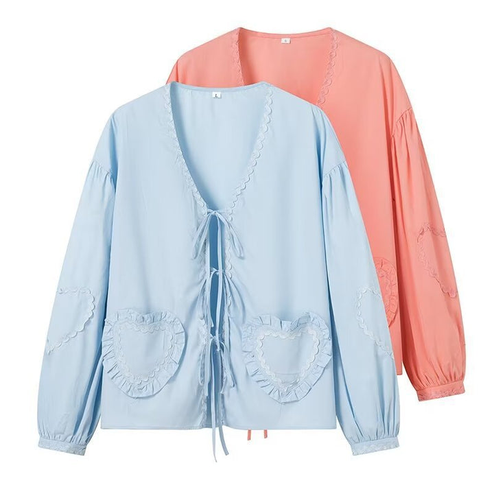 Damen Langärmlige V‑Ausschnitt Bluse mit Bindebändern und Herz‑Rüschentaschen Echo Archiv