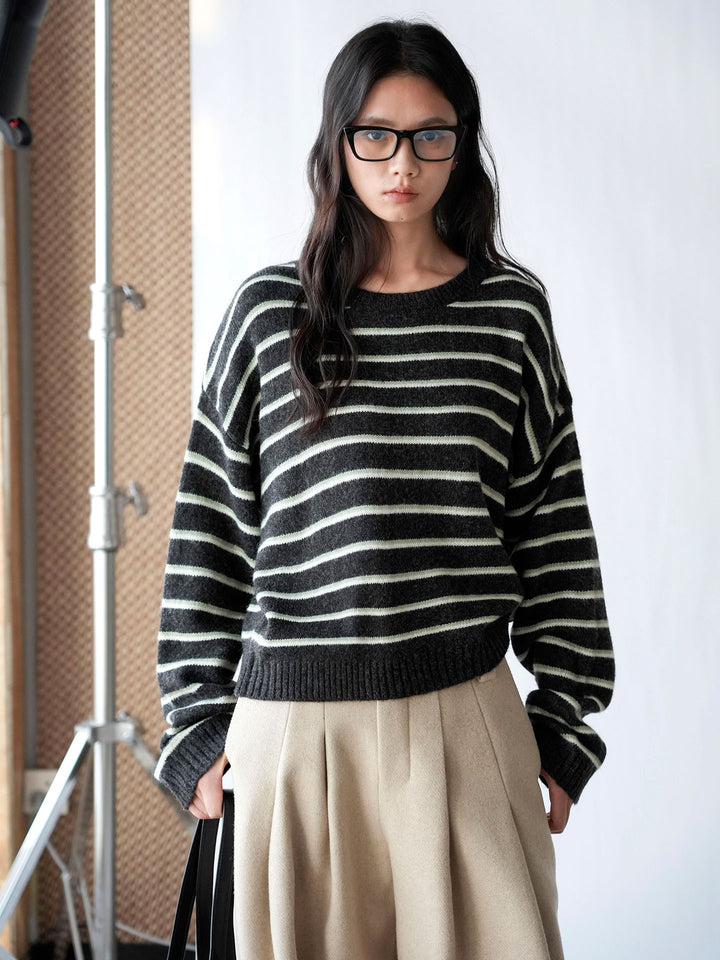 Damen Streifenpullover aus Mohair‑Optik mit überschnittener Schulter und geripptem Saum Echoarchiv