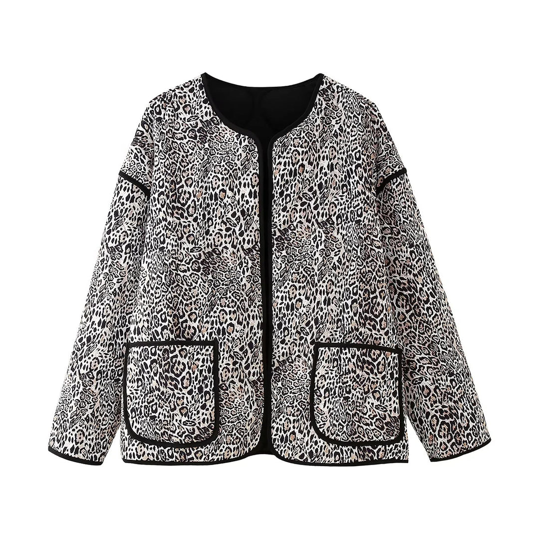 Damen gesteppte Kurzjacke mit Leoprint, offenem Rundhalsausschnitt, kontrastpaspel und aufgesetzten Taschen – Célinea