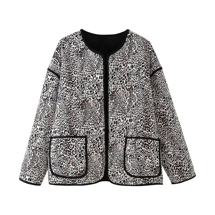 Damen gesteppte Kurzjacke mit Leoprint, offenem Rundhalsausschnitt, kontrastpaspel und aufgesetzten Taschen – Célinea