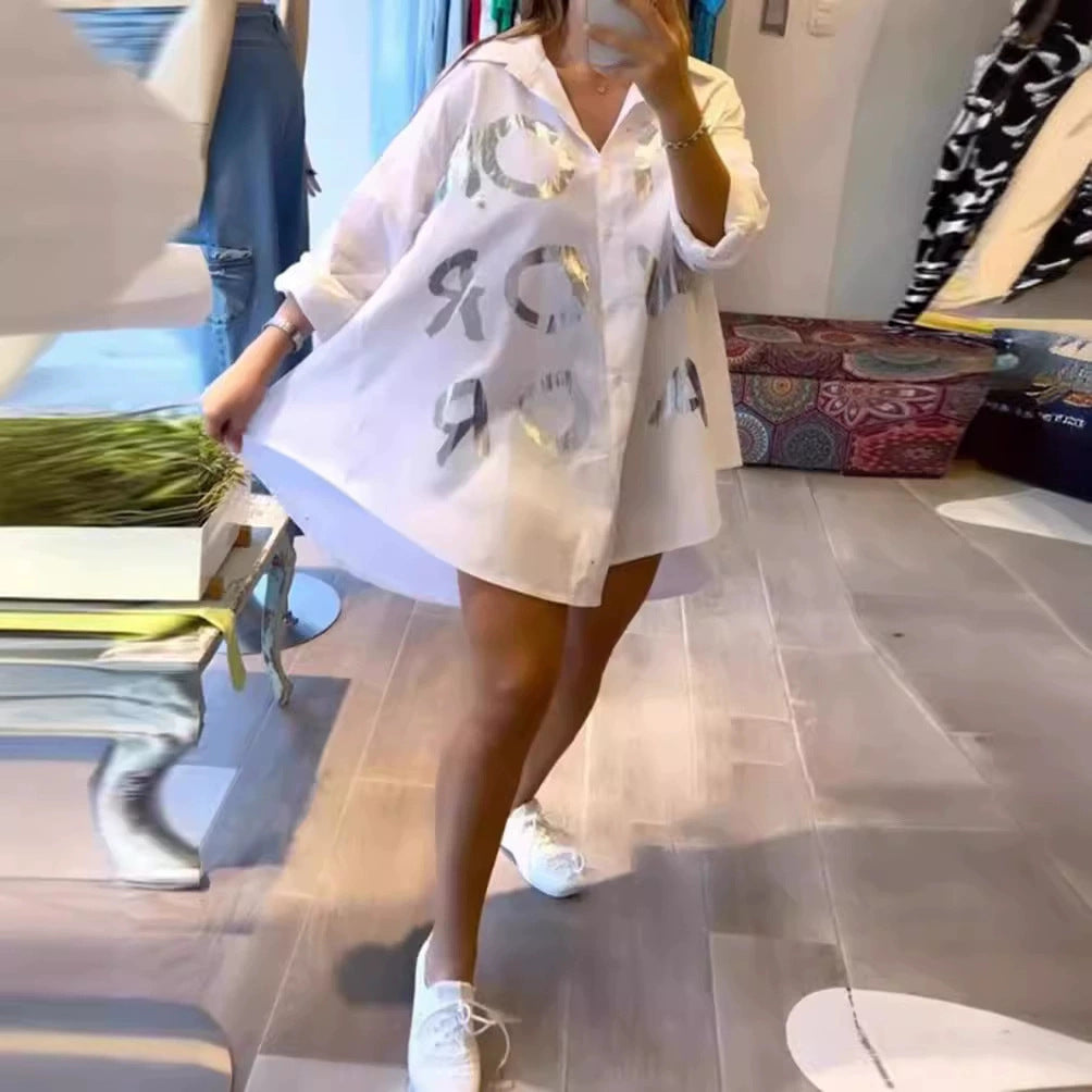 Damen nan oversized A-Linien Hemdkleid mit durchgehender Knopfleiste, Kragen und metallischem Buchstabenprint Echo Archiv
