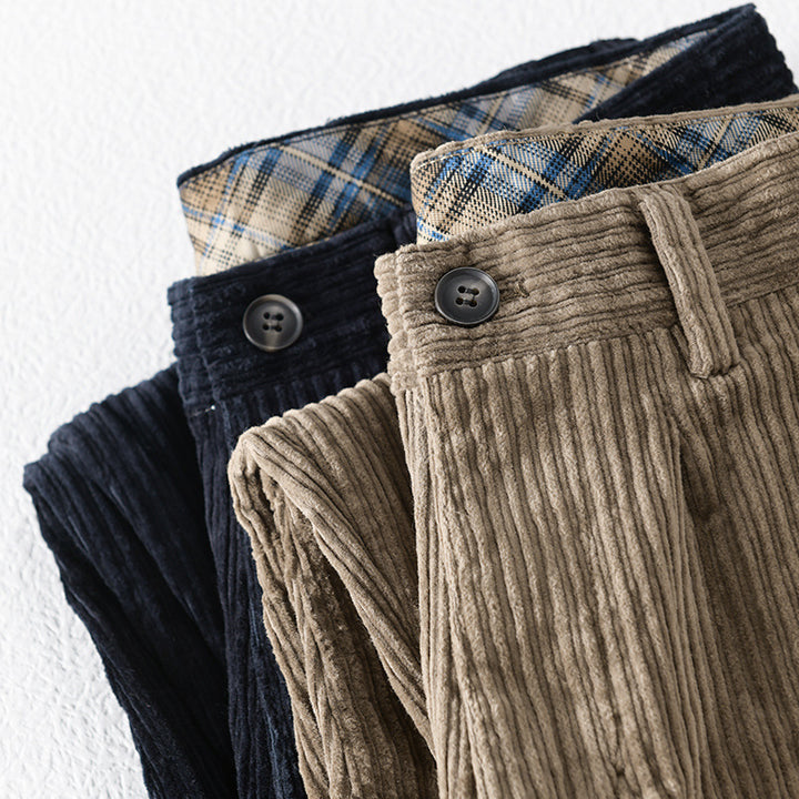 Herren Cordhose mit konischem Schnitt, hohem Bund, Karo-Innenbund und gekrempeltem Saum Echoarchiv