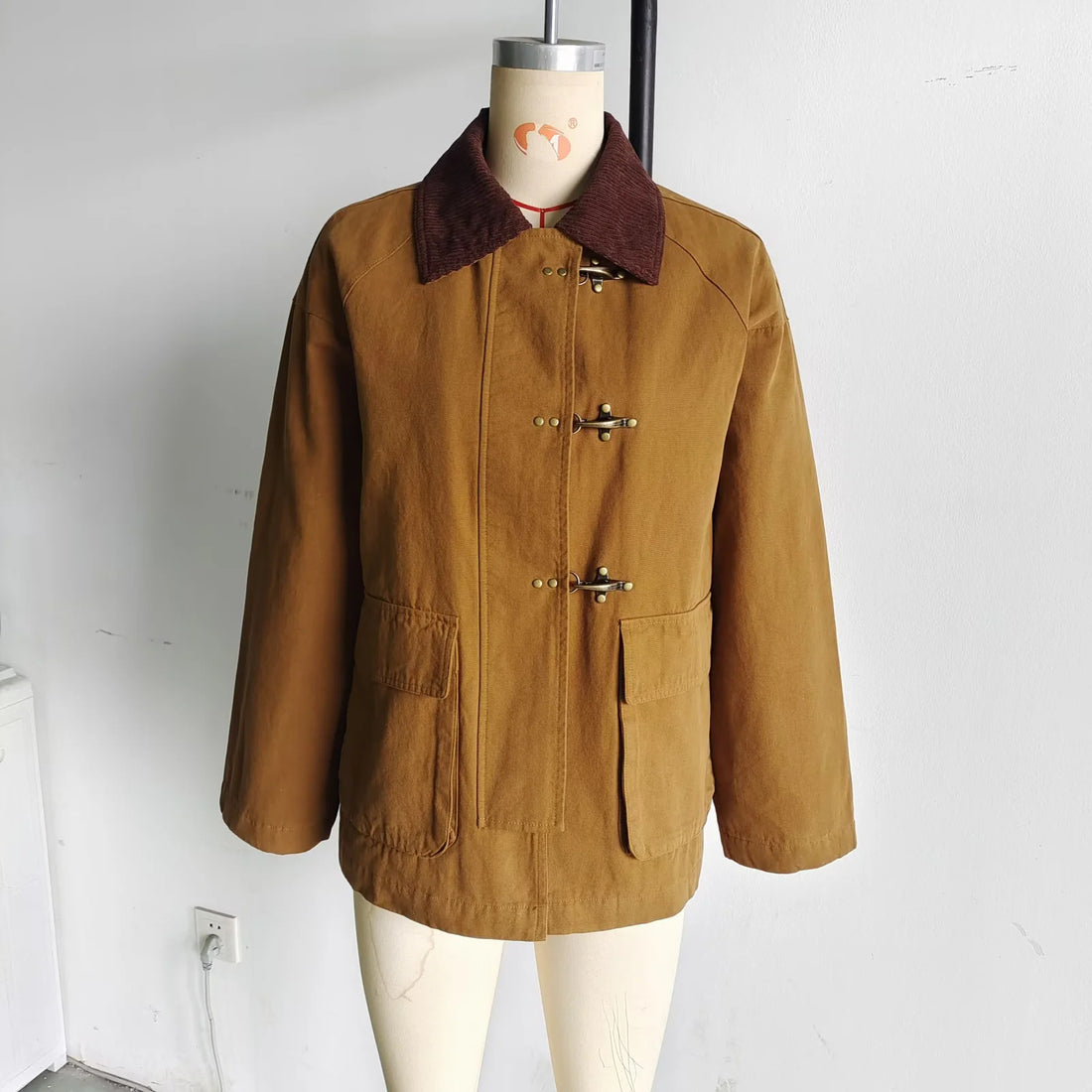 Damen kastige Fieldjacke mit Cordkragen, Knebelverschlüssen und großen Pattentaschen – Célinea