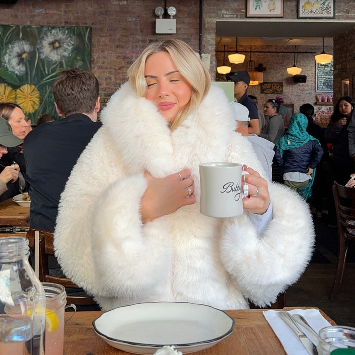 Damen Kurzjacke aus voluminösem Fauxfur mit XXL-Kapuze und Kugelärmeln Echoarchiv