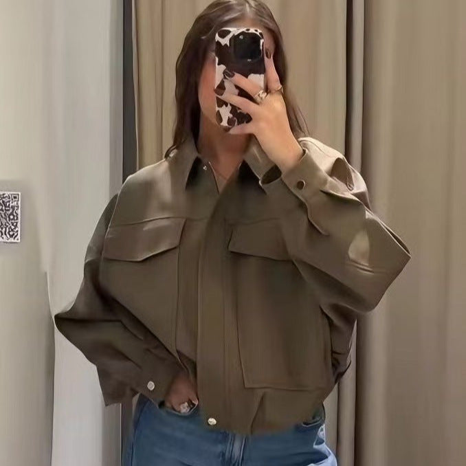 Damen nan oversized kurze Utility-Blousonjacke mit Hemdkragen, großen aufgesetzten Pattentaschen und tailliertem Bündchen Echo Archiv