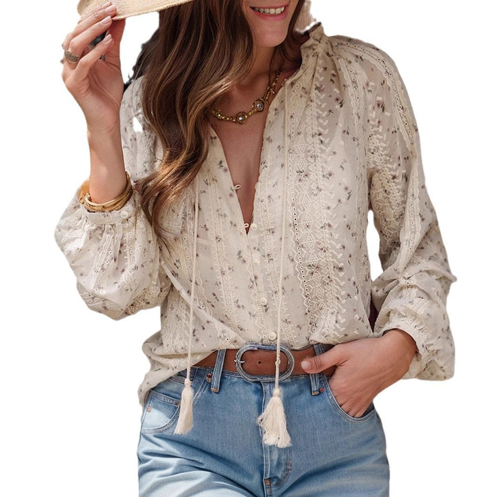 Damen Boho-Spitzenbluse mit Stickerei, V-Ausschnitt, Quasten & Ballonärmeln – Avérine