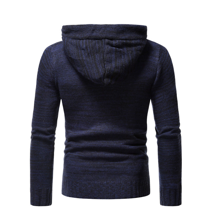 Herren modischer Strickpullover mit kuscheligem Kapuzenkragen und dekorativen Knopfdetails Echoarchiv