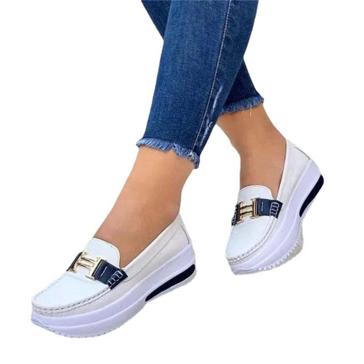 Damen Plateau-Leder-Slipper im Mokassinstil mit dekorativer Schnalle – Lioré