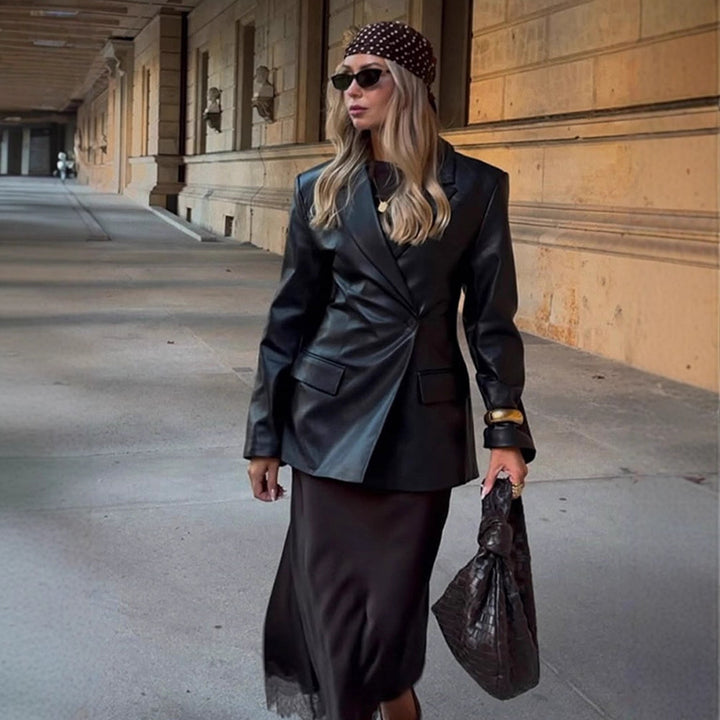 Damen Taillierter Longblazer aus Lederoptik mit Schulterpolstern und Pattentaschen Echoarchiv