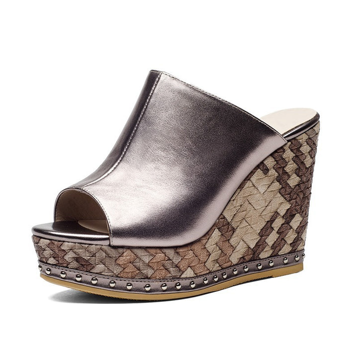 Damen nan elegante Schlupf-Mule mit offener Zehenpartie, skulpturaler Keilplattform in Flechtoptik und Nietenbesatz Echo Archiv