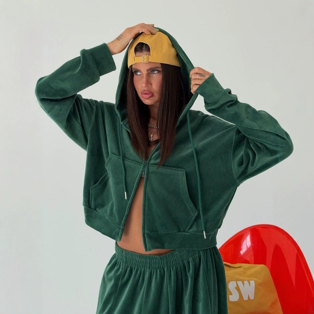 Damen Velours-Set Oversize mit Cropped-Zip-Hoodie und weiter Bundfaltenhose Echoarchiv