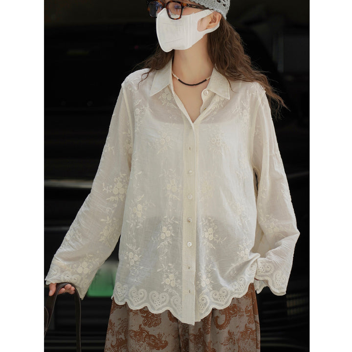 Damen Fein bestickte transparente Bluse mit Hemdkragen und welligem Saum Echoarchiv