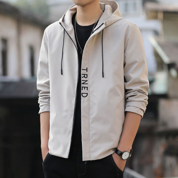 Herren leichte Kapuzen‑Shelljacke mit verdecktem Reißverschluss und minimalistischer Utility‑Optik Echo Archiv