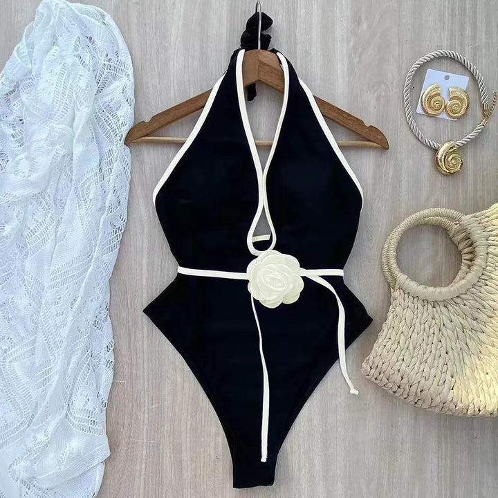 Damen Eleganter Badeanzug mit Hochgeschlossenem Ausschnitt und Blütenakzent Echo Archiv